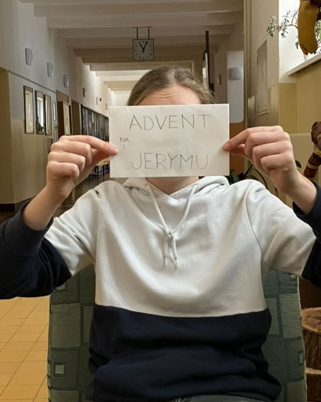 Mockrát děkujeme, že jste se zapojili do naší Adventní hry. Doufáme, že se vám líbila a můžete se těšit na další podobné hry. 
Výherci však mohli být pouze tři, tak doufáme, že si pořídíte něco hezkého <3

Za tým školní televize vám přejeme hezké Vánoce a mějte se hezky <3